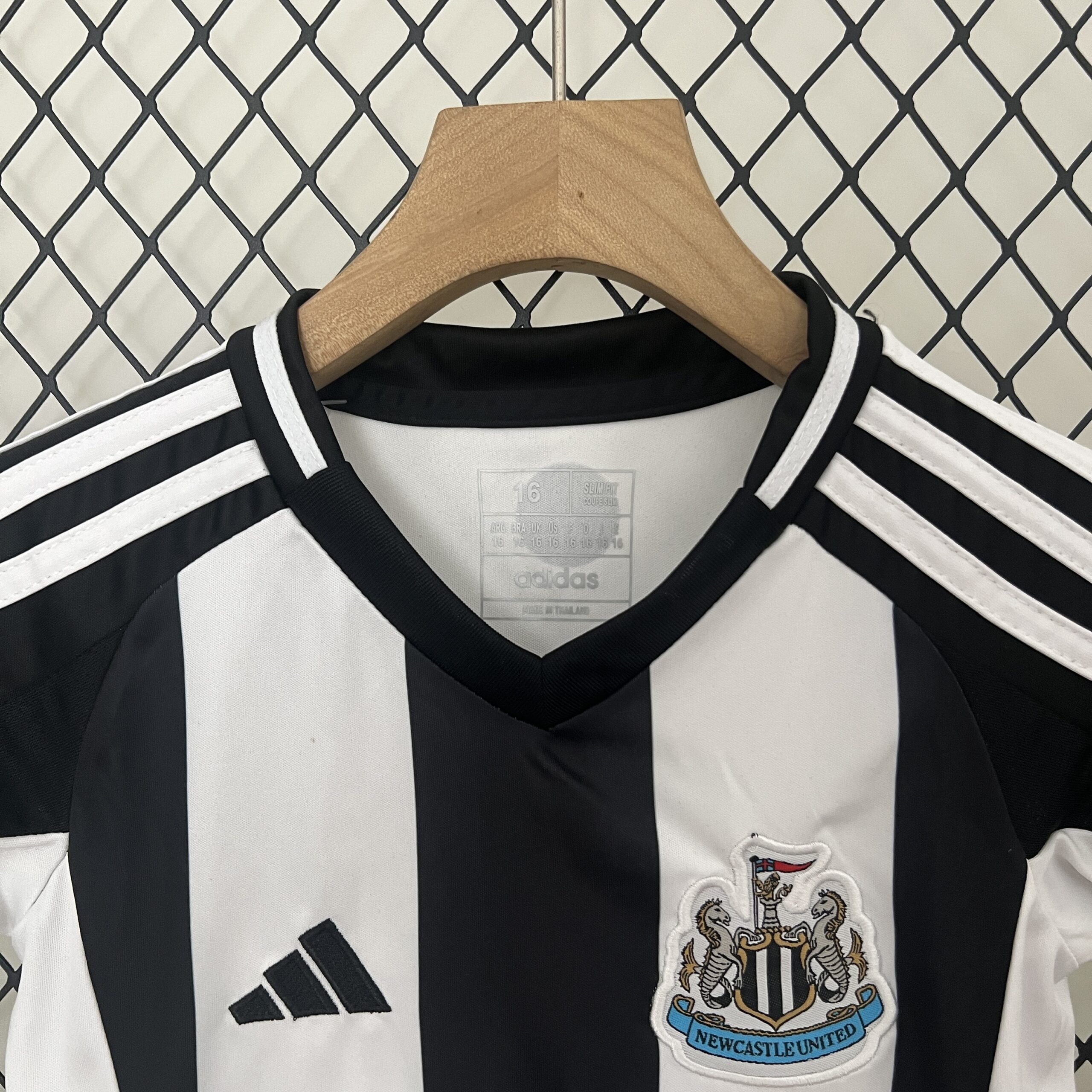 24/25 Kids Newcastle United Home Size: 16-28 - Image 3