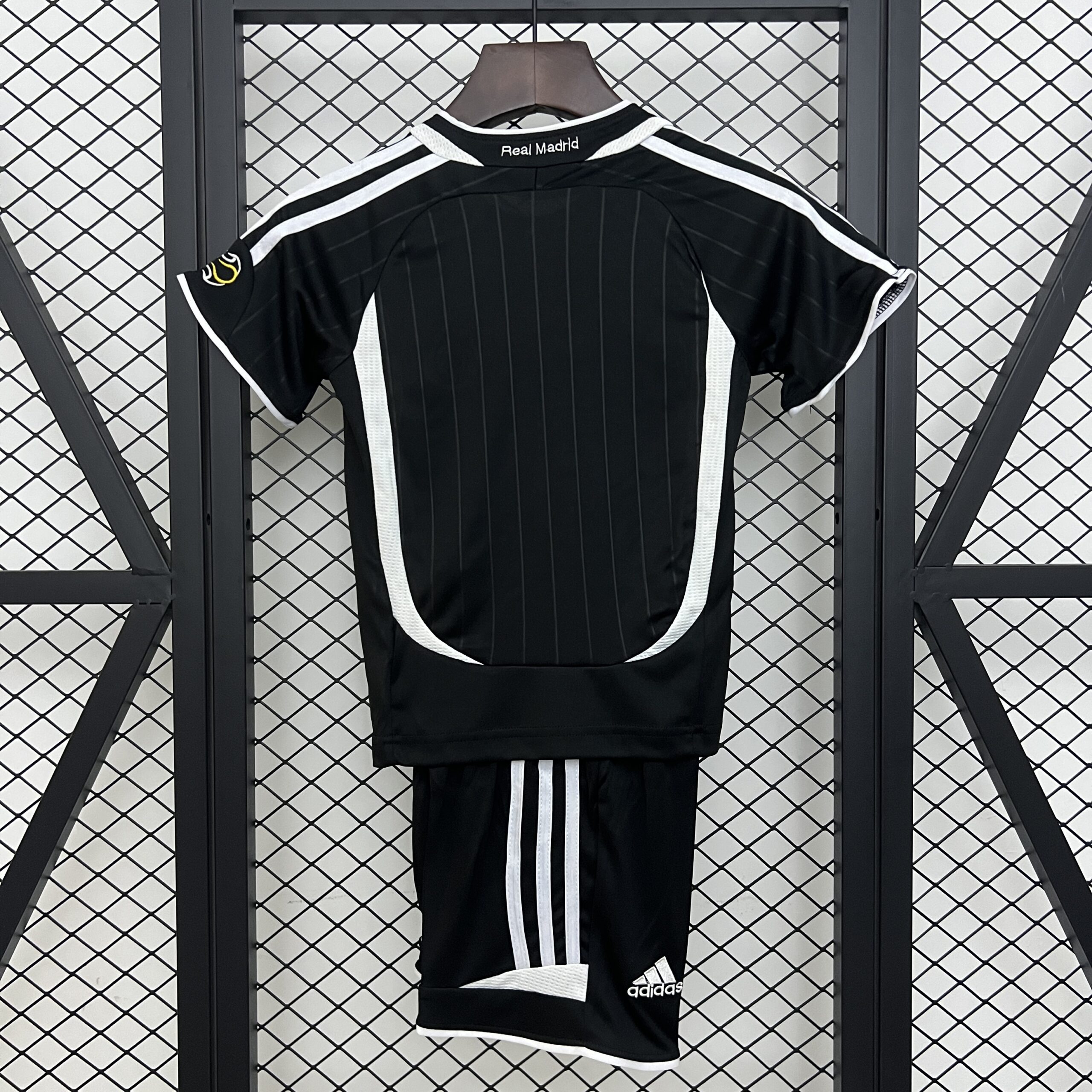 kids Real Madrid 06/07 away size: 16-28 - Image 3