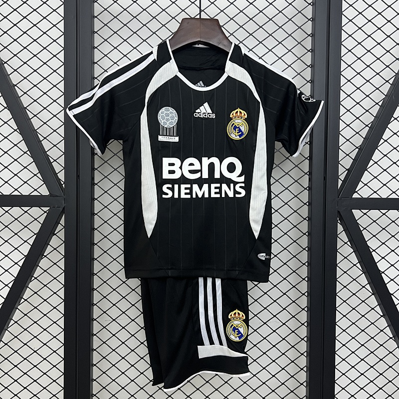 kids Real Madrid 06/07 away size: 16-28